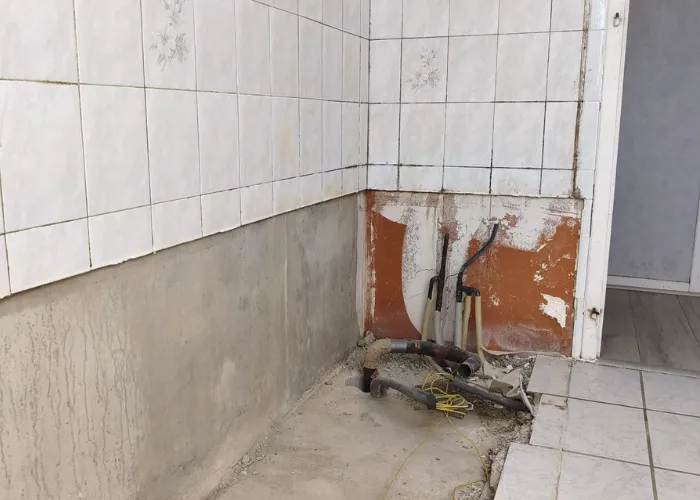 Dépose d'une douche à Annecy : ancien carrelage retiré, alimentations en PER et évacuation mises à nu avant rénovation par ASSISTANCE 7/24